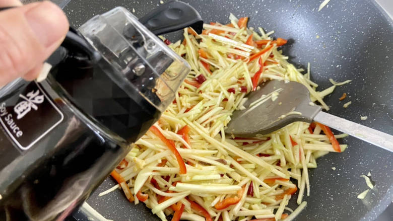 嫩南瓜炒肉丝,加入半汤匙生抽,翻炒均匀