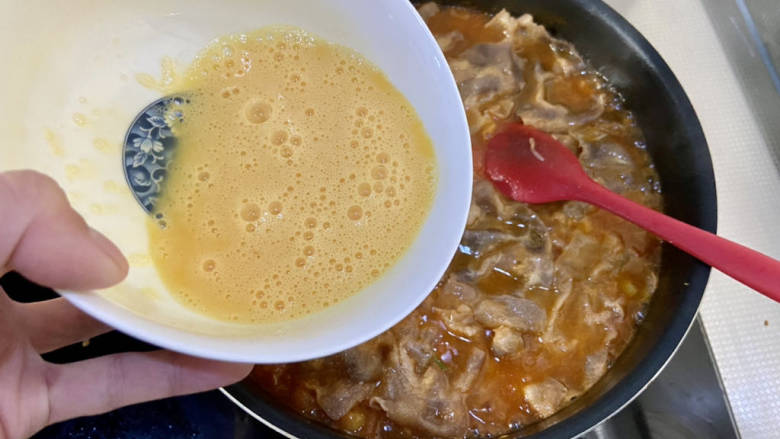 滑蛋牛肉➕番茄肥肉滑蛋,最后保持中火,均匀的淋入蛋液,加盖焖煮半分钟让蛋液凝固包裹牛肉即可