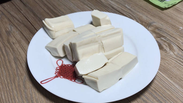 虾仁豆腐煲,<a style='color:red;display:inline-block;' href='/shicai/ 465'>豆腐</a>冲洗一下,随意切成小块