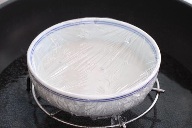 草莓雪媚娘,容器表面覆盖保鲜膜,上面用牙签扎几个小洞,开水上锅蒸约二十分钟。