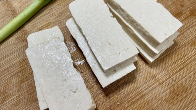 椒盐豆腐,老豆腐清洗,切一公分厚的片,表面拍少许干淀粉