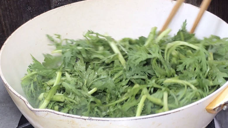 茼蒿炒肉丝,放入茼蒿,翻炒均匀