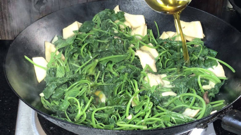 杏鲍菇炒苕叶,淋入少许明油,翻拌均匀