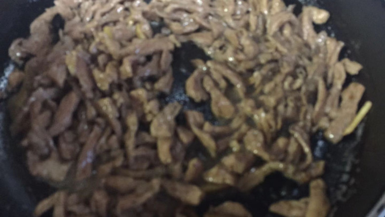 青葱炒肉丝,炒至变色,盛出备用