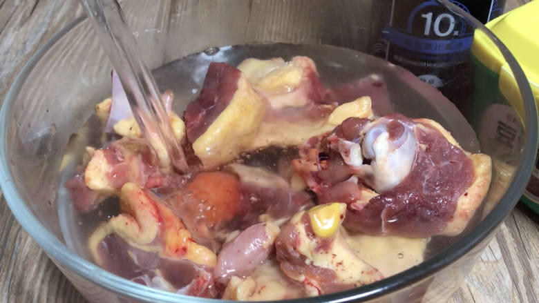 香菇烧鸭肉,<a style='color:red;display:inline-block;' href='/shicai/ 320'>鸭肉</a>剁成小块,清洗干净至水清澈,沥水备用