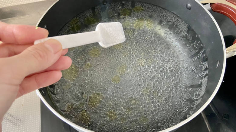 凉拌蒜蓉西兰花,坐锅烧水,水开加几滴食用油,半茶匙食盐