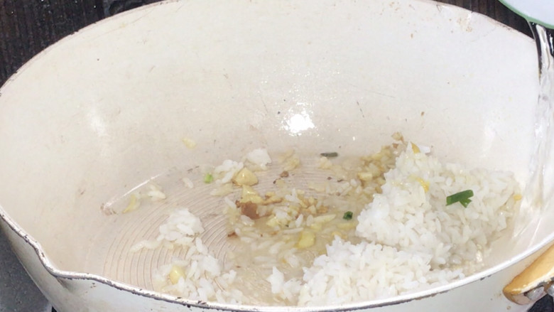 黄瓜蛋炒饭,放入剩饭,加少许清水,中火焖3分钟