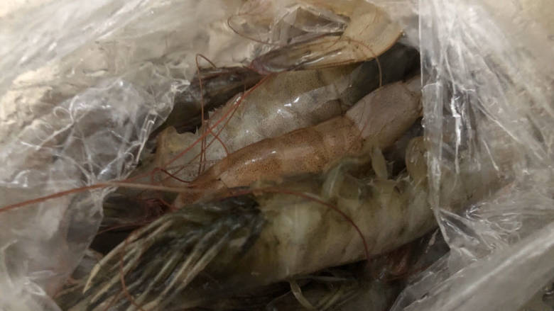 腐竹炒虾仁,大虾,清洗干净,去皮去虾线,剥出虾仁。