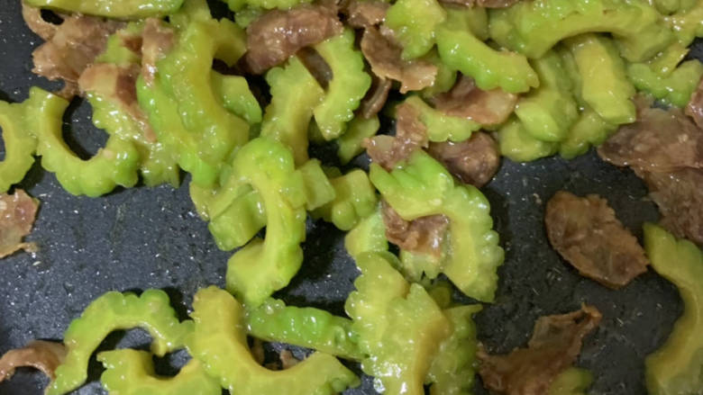 苦瓜炒腊肠片,全部收汁即可。