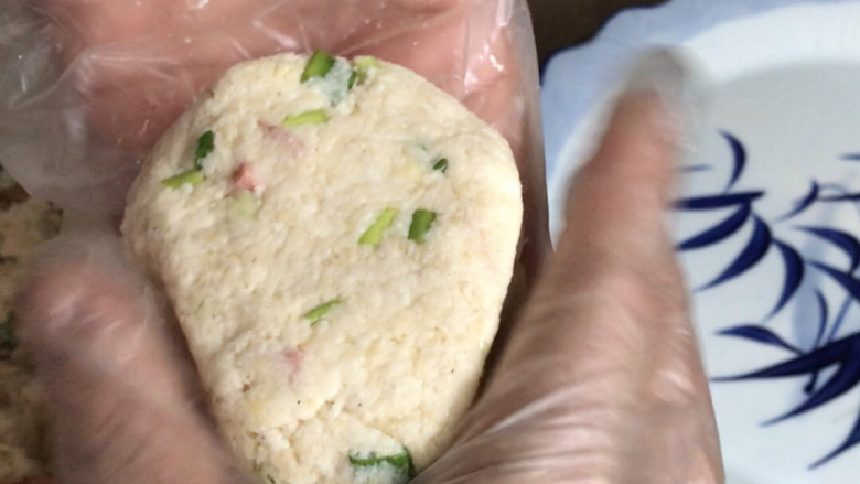 叶子豆渣饼,取1小团捏成饼,再用手虎口处挤出叶子状