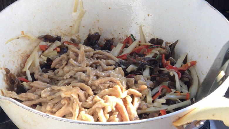 鱼香肉丝,加入肉丝炒匀