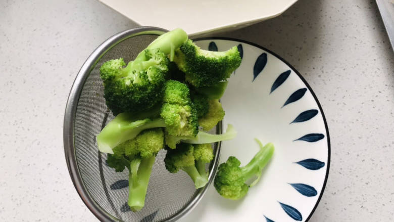 鸡胸肉蔬菜沙拉,捞出西兰花备用;