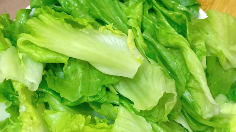 青菜猪肝汤,再准备适量<a style='color:red;display:inline-block;' href='/shicai/ 121'>生菜</a>,并切成大片
