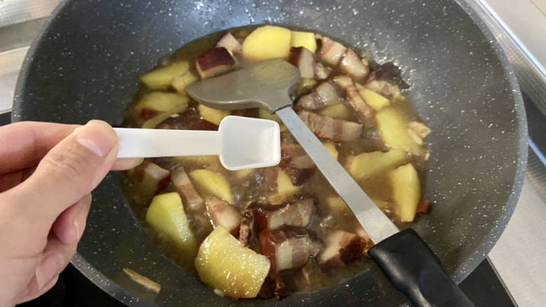 红烧猪肥肉➕土豆烧肥腊肉,尝下咸淡,觉得淡可以根据自己口味补充点食盐