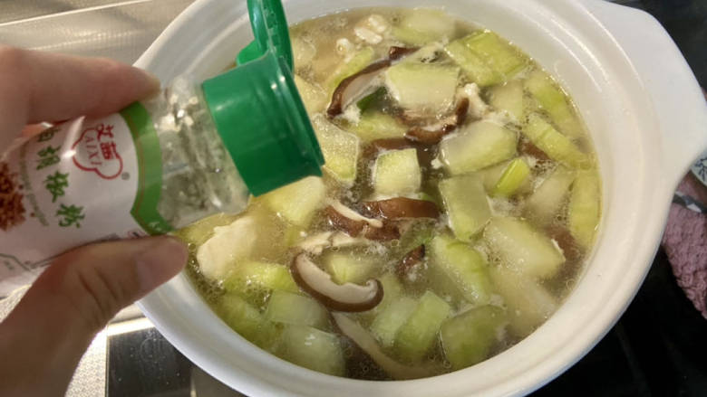 冬瓜瘦肉汤➕冬瓜香菇鸡肉汤,加入少许白胡椒粉,