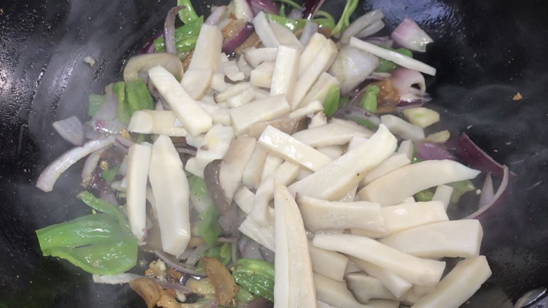 椒麻杏鲍菇,放入杏鲍菇炒匀,至入味