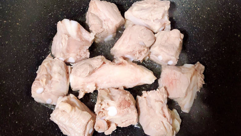 豆角焖卷子,锅中倒入少许油,放入排骨翻炒均匀。
