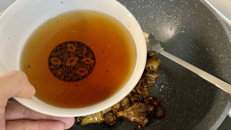 香菇烧鸭肉➕香菇山药烧鸭肉,加入静置沉淀后泡香菇的水,碗底渣渣不要加入了,水不够再补充一些开水,没过鸭肉