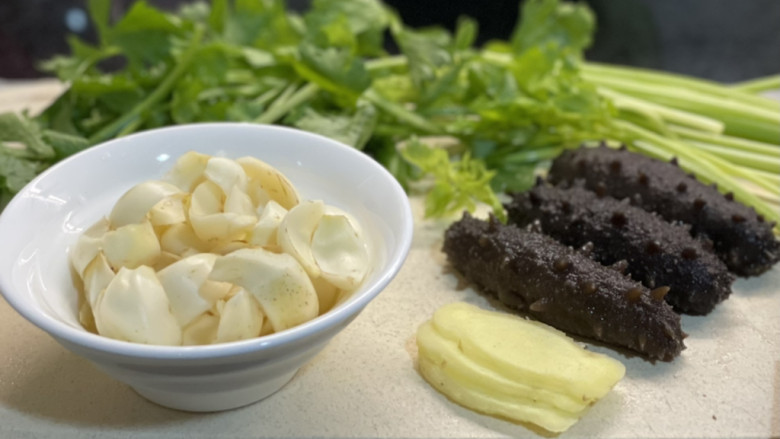 海参百合芹菜小米粥(吃得耳朵都竖起来),各食材清洗干净备用
