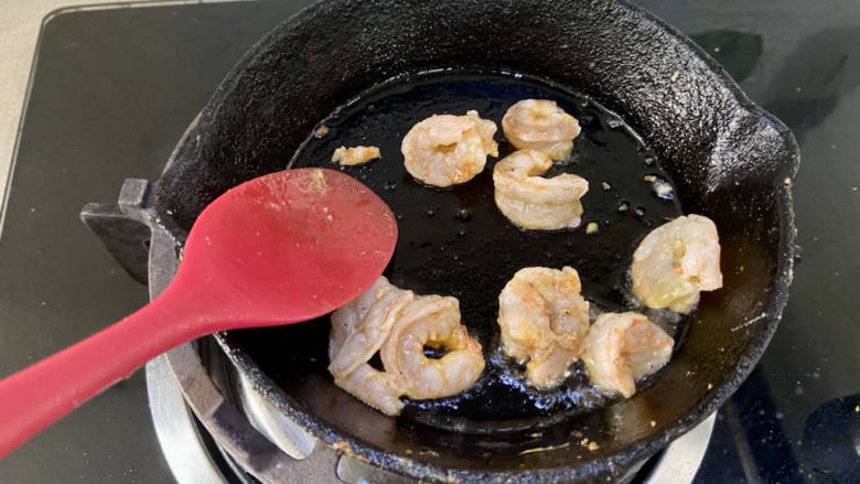 牛油果拌饭,下虾仁,煎熟盛出