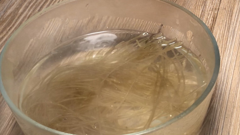 酸汤粉,倒入粉丝中,盖上盖子焖10分钟