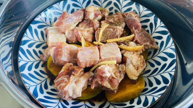 家常蒸排骨,放入高压锅内蒸二十分钟,也可放入蒸锅蒸,随自己喜好选择