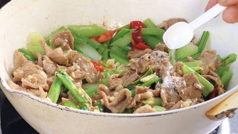 菜心梗炒肉,加入<a style='color:red;display:inline-block;' href='/shicai/ 720'>胡椒粉</a>和味精,翻炒均匀