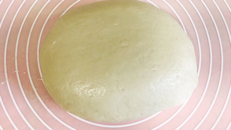 蛤蜊水饺,面粉加水,调成光滑的面团