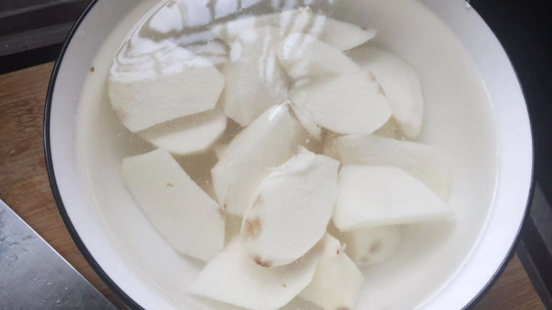 排骨焖饭,切小块,泡水中备用