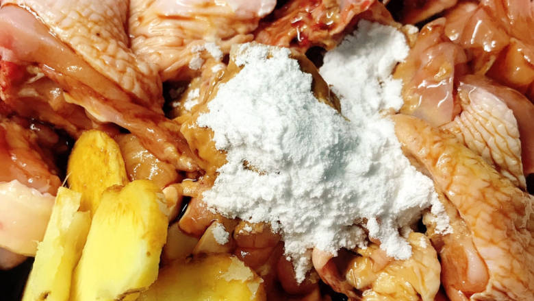 #闹元宵#胡萝卜滑鸡饭（电饭锅版）,加入盐、生粉