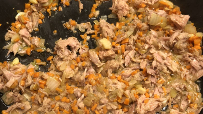 吞拿鱼意面🍝,把锅内的材料炒至微干后,加入牛奶/奶油