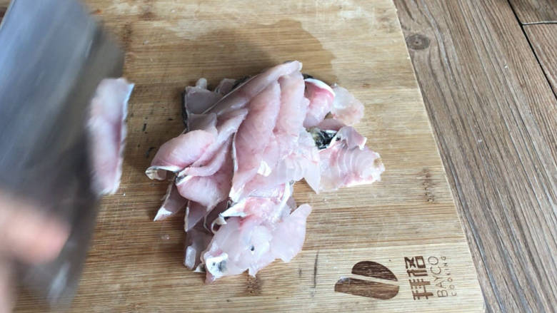 葱油鱼片,财鱼清理干净后片下鱼肉,再将鱼肉上的鱼骨片下了另用,将鱼肉切成薄片