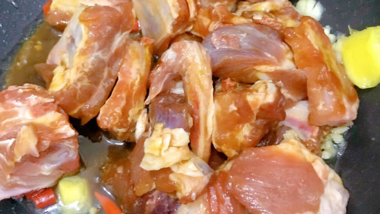 胡萝卜烧排骨,然后倒入腌制好的排骨
