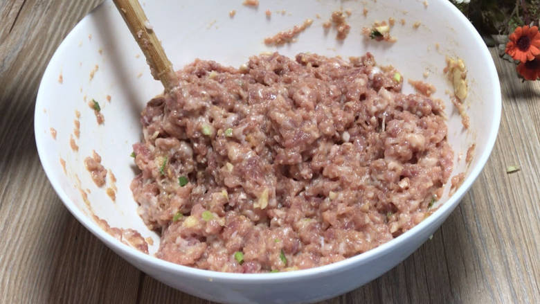 梅干菜猪肉馅饺子,搅拌均匀,腌制备用