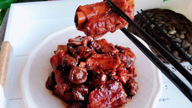 话梅排骨,酸甜开胃,特别有食欲!