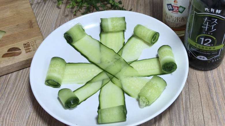 凉拌粉丝黄瓜,卷成卷,摆入盘中