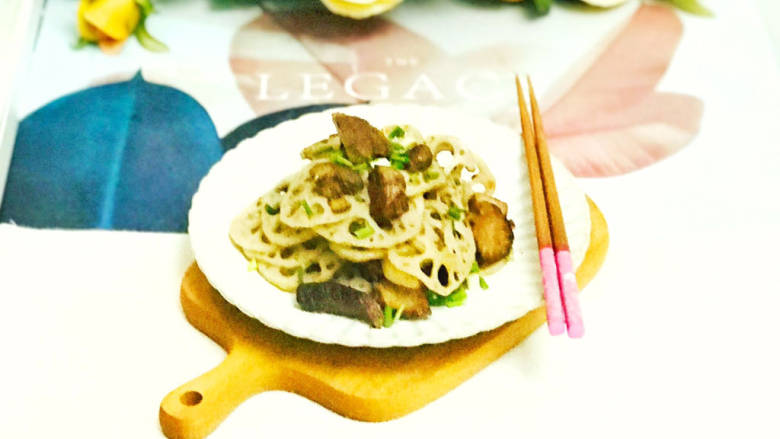 五花肉焖莲藕,装盘撒上葱花,美味的五花肉焖莲藕就做好了