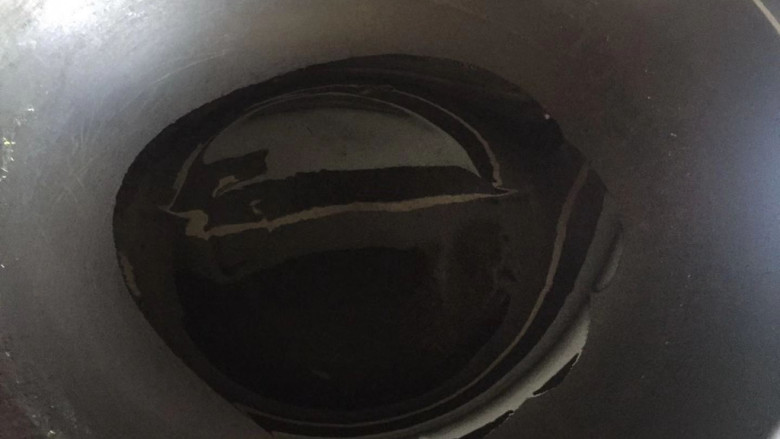 辣炒苦瓜,热锅倒油