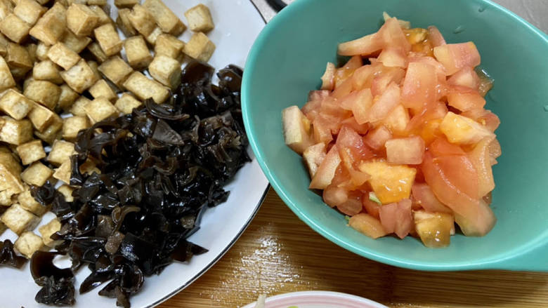 豆腐卤面➕肉末豆腐汤卤面,番茄去皮切块，木耳揉搓洗净切块