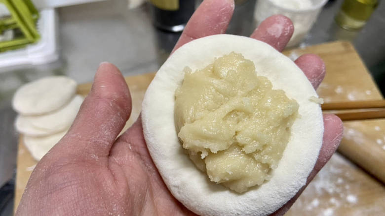 糖酥饼,剂子按扁,包入剂子一半左右的油酥,