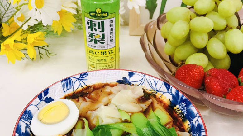 #闹元宵#麻辣面片,配上水果和饮料,就是我的元气早餐