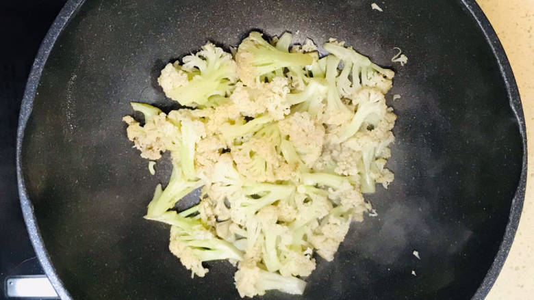 椒盐花菜,煸炒均匀,就可以关火了