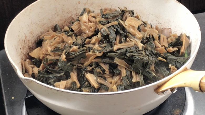 干锅梅干菜,加入梅干菜,翻炒均匀