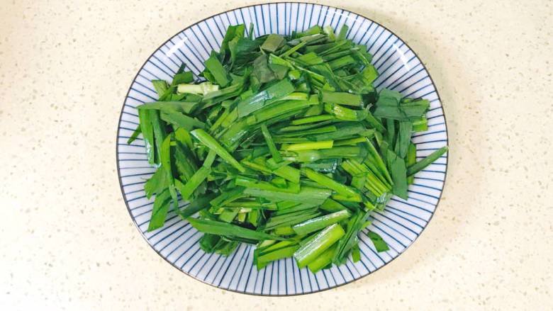韭菜豆芽炒粉丝,<a style='color:red;display:inline-block;' href='/shicai/ 116'>韭菜</a>洗净,切成段