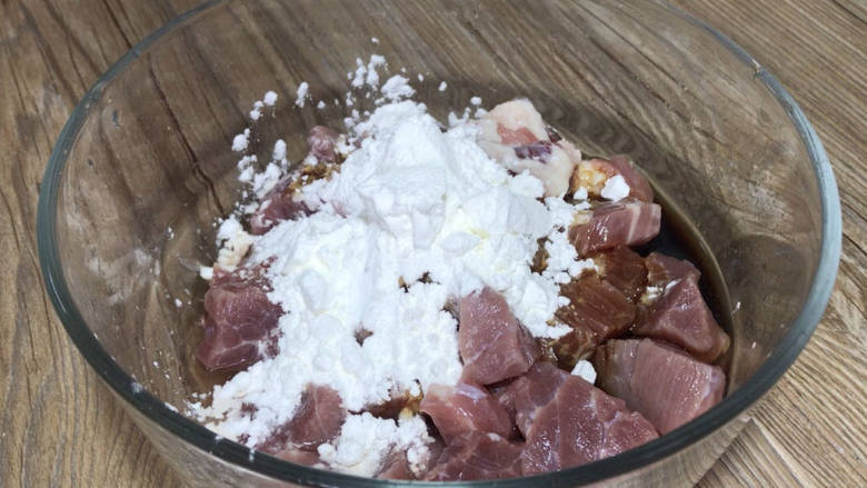 适合小朋友吃的萝卜炖牛肉,淀粉,抓捏几分钟,腌制备用