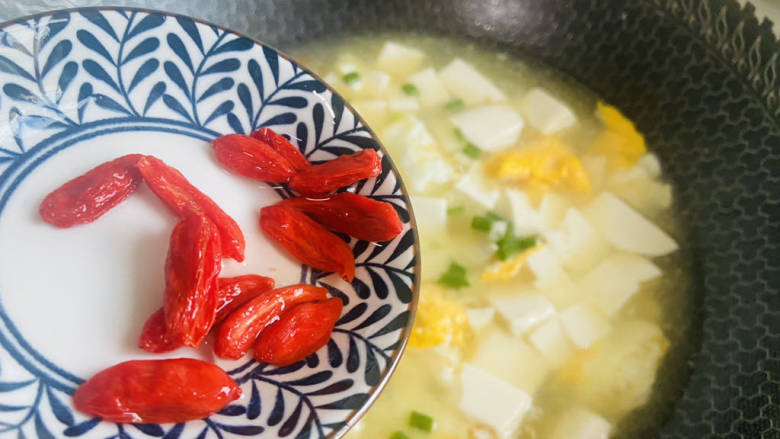 鸡蛋炖豆腐,入枸杞