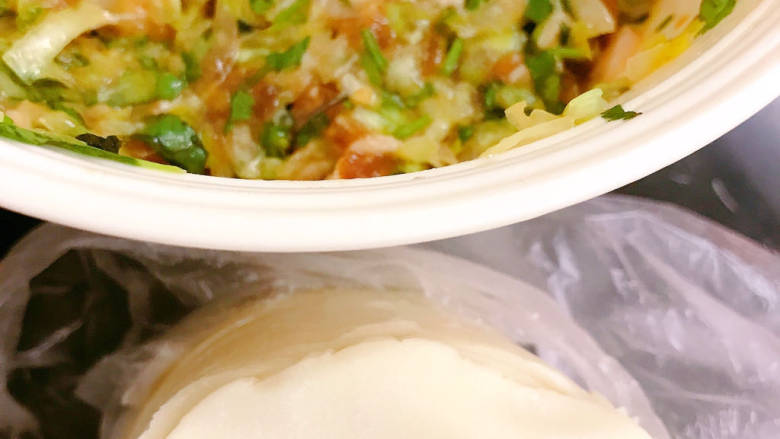 包菜猪肉饺子,买的现成的<a style='color:red;display:inline-block;' href='/shicai/ 4346'>饺子皮</a>