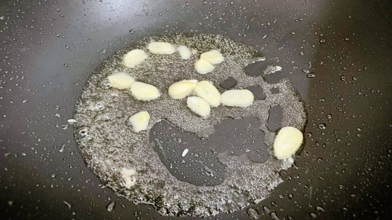 丝瓜肉片,锅中留底油,放入蒜片爆香