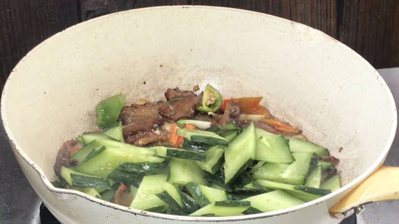 熏肉炒黄瓜,放入黄瓜,炒匀至断生