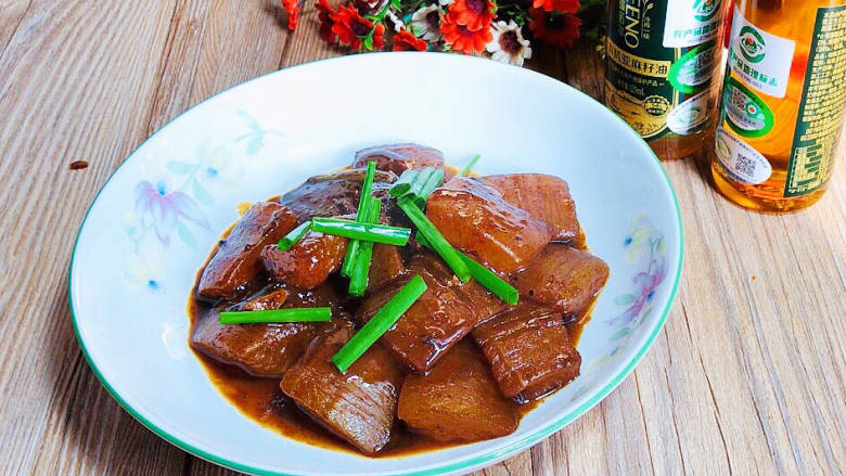 红烧冬瓜,出锅装盘,撒上香葱